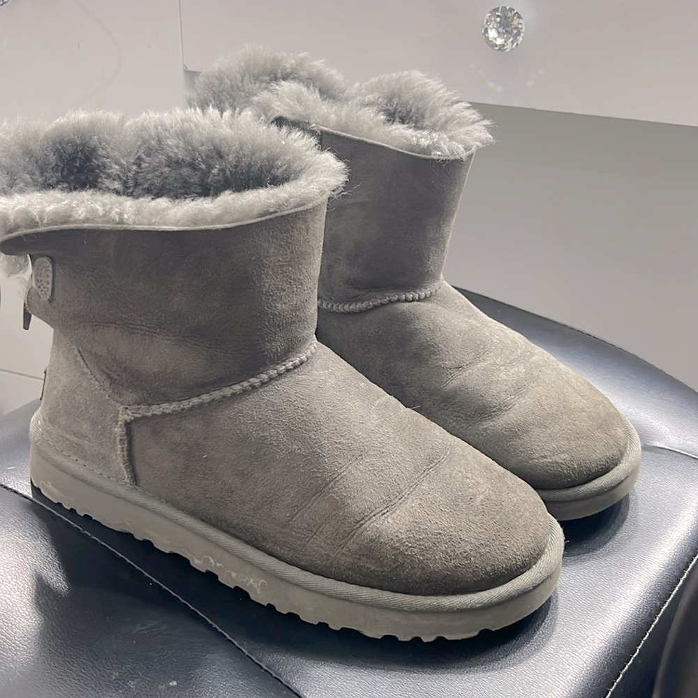 Grey women’s uggs, used, size- 8 women’s